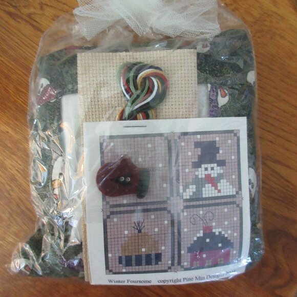 Pine Mountain pillow kit "Winter Foursome" - Picture 1 of 3